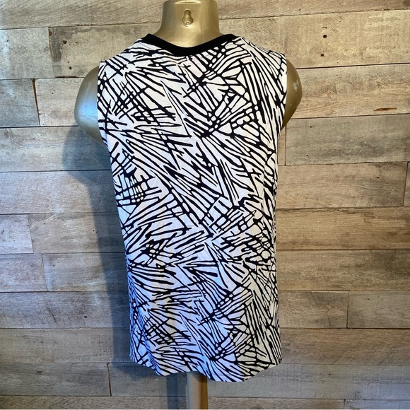 Nike  women’s white & black sleeveless shirt‎ in size small - Picture 3 of 10